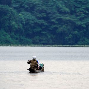 Un pêcheur navigue sur l'eau