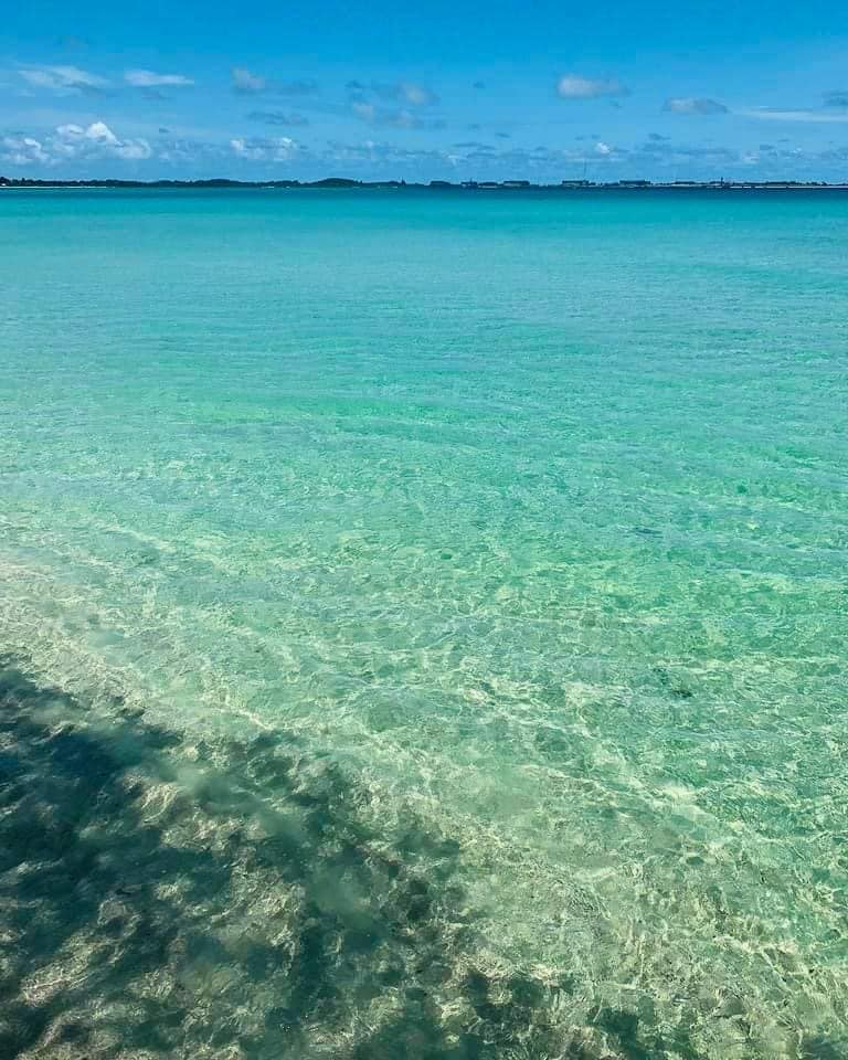 Belle plage à l'eau bleu à Port-Gentil