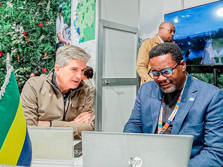 Rencontre professionnelle entre opérateurs touristiques et représentants du Gabon à FITUR