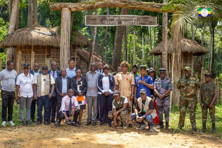 Délégation ministérielle en visite au village touristique de Tsamba-Magotsi dans la Ngounié