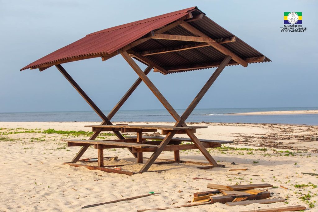 Aménagement touristique en bois sur la plage de Loango à Mayumba