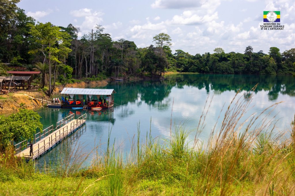 Vue panoramique du Lac Bleu de Mouila entouré de forêt