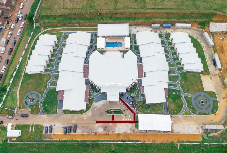 Vue aérienne de l’Hôtel Belinga montrant l’ensemble du complexe hôtelier à Makokou