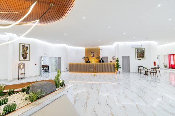 Hall d’accueil spacieux de l’Hôtel Belinga à Makokou