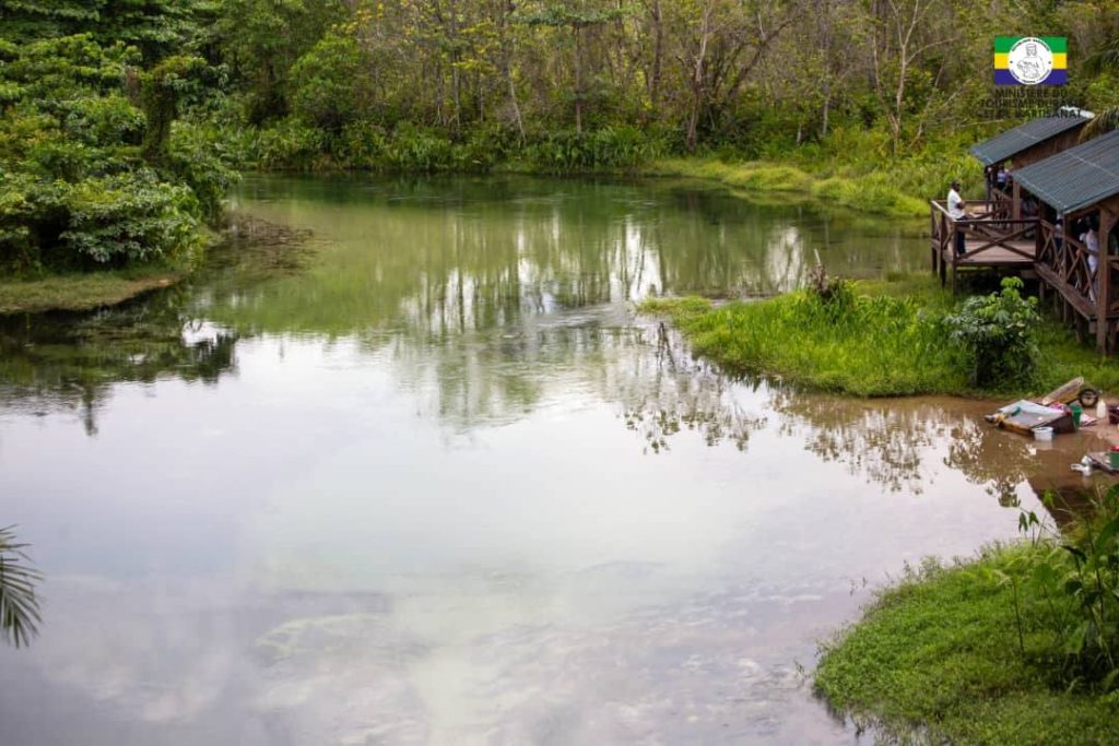 Structure en bois sur le site touristique de Lékabi