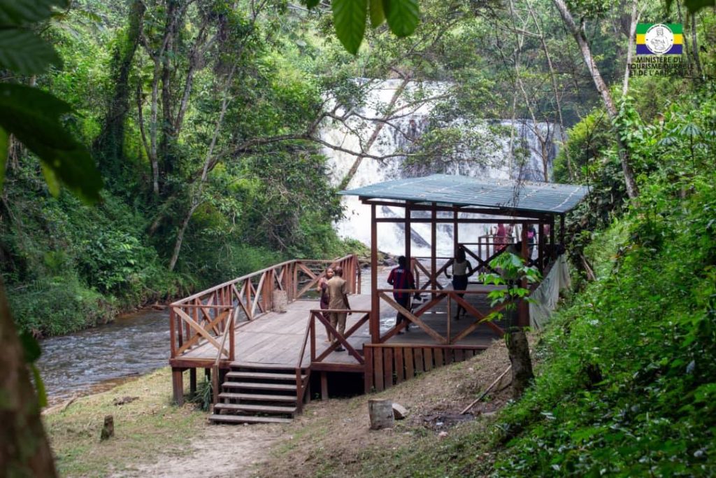 Plateforme touristique en bois au site Eau Claire